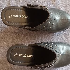 Wild Diva size 5 platform clogs